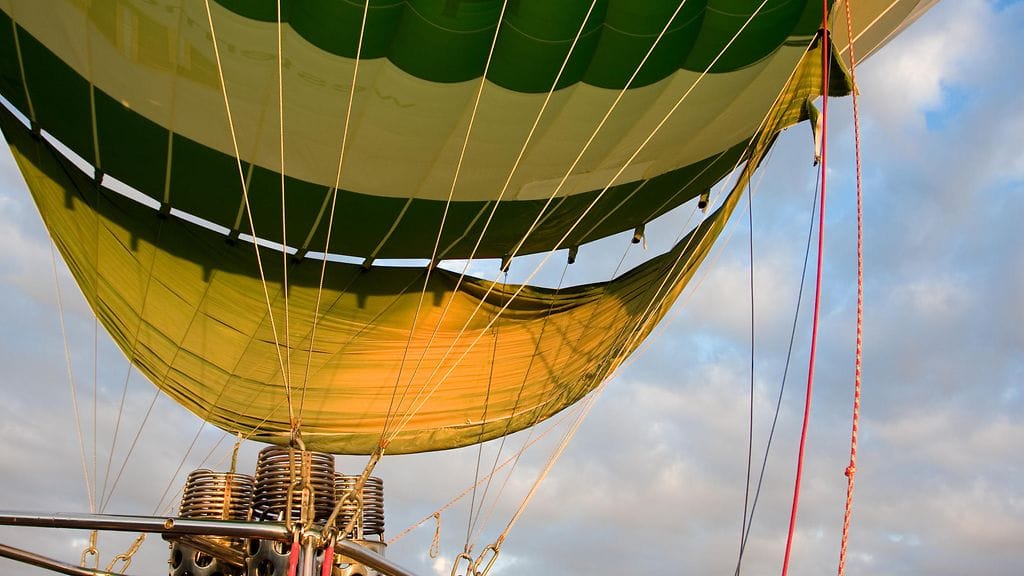 Kaksikko oli kokeillut huvipuiston heliumpalloa, jonka tarkoituksena on tarjota tilaisuus katsella maisemia maahan kiinnitetystä pallosta käsin. Kuvituskuva.