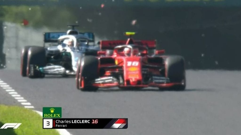 Charles Leclercin autosta lentänyt romu rikkoi Lewis Hamiltonin peilin.