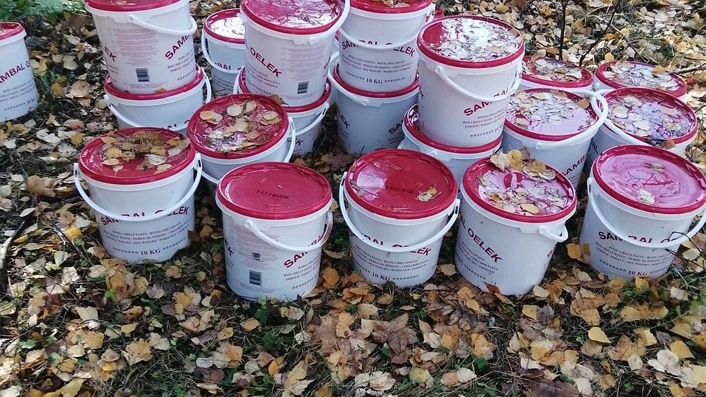 Vuosaaressa kävelytien varrelle oli yön aikana ilmestynyt kymmeniä täysinäisiä kastikepurkkeja.