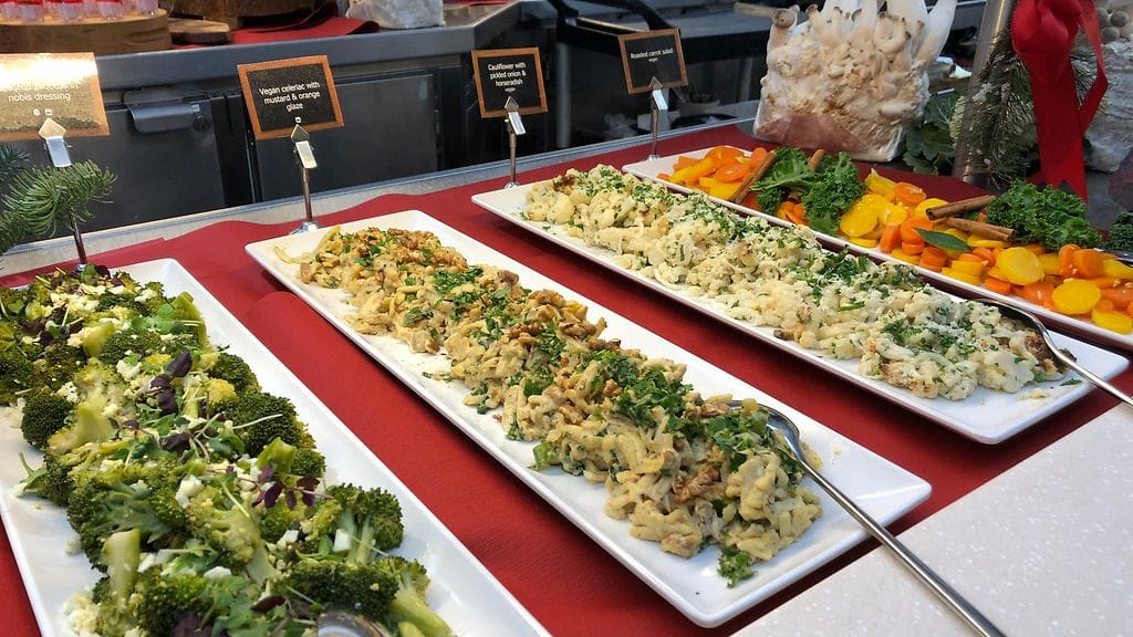 Joulubuffetin vegaaniruokavalikoimaa Viking Linella vuonna 2019.