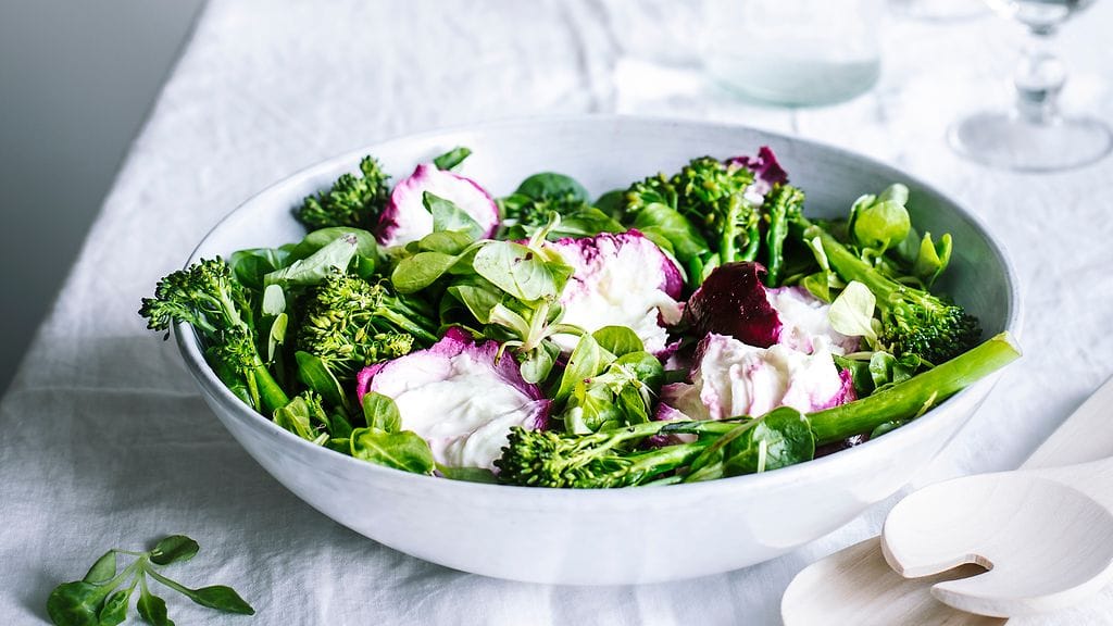 Ruokatoimittaja ja -kuvaaja Mari Moilasen punajuurimozzarellasalaatti.