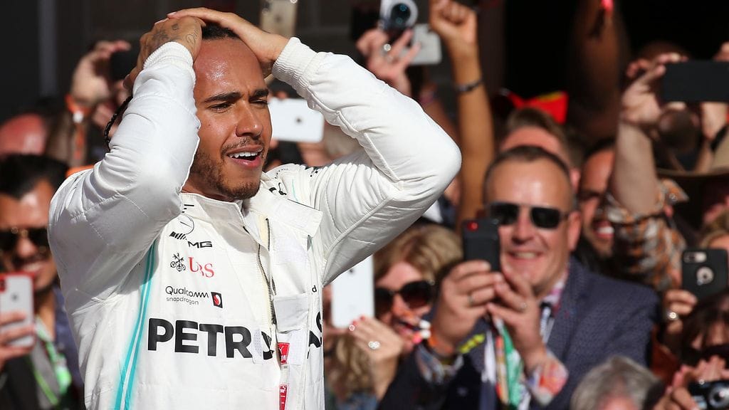 Lewis Hamilton oli tunteiden vallassa uransa kuudennen maailmanmestaruuden varmistuttua.