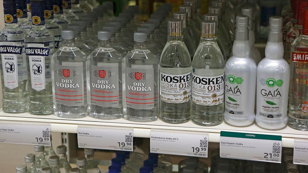 Viinat ovat Suomessa suositumpia kuin vodkat. Kuvan Dry Vodka nousi Alkon myydyimpien viinojen ja vodkien tilastoissa sijalle 8 ja Koskenkorva Vodka sijalle 15.