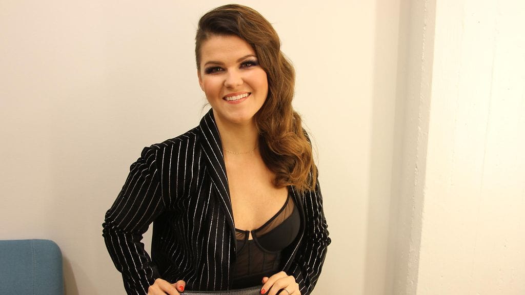 Saara Aalto esiintyy Huuman finaalijaksossa.