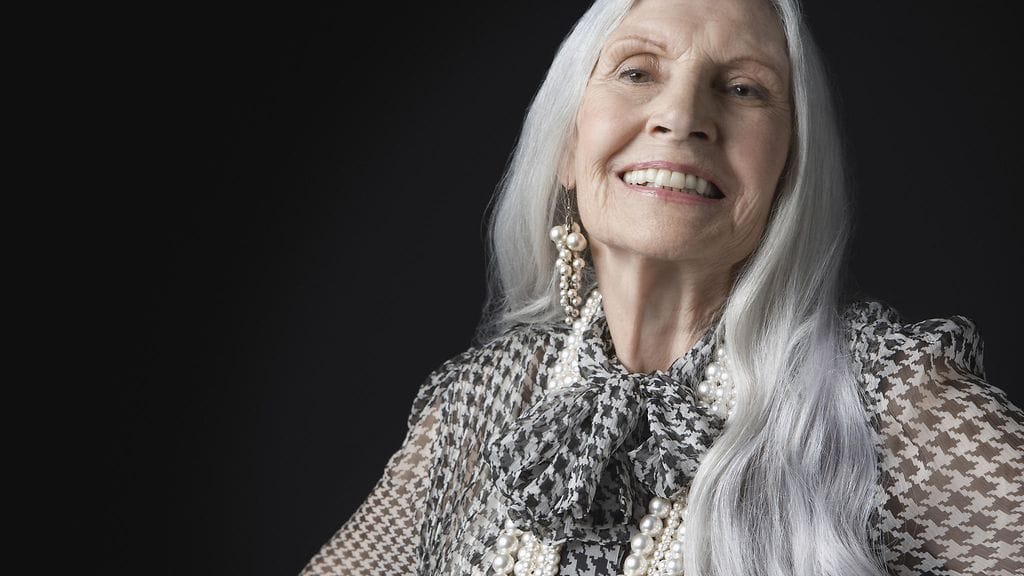 Harmaat hiukset näyttävät harmailta, mutta ovat itse asiassa valkoisia.