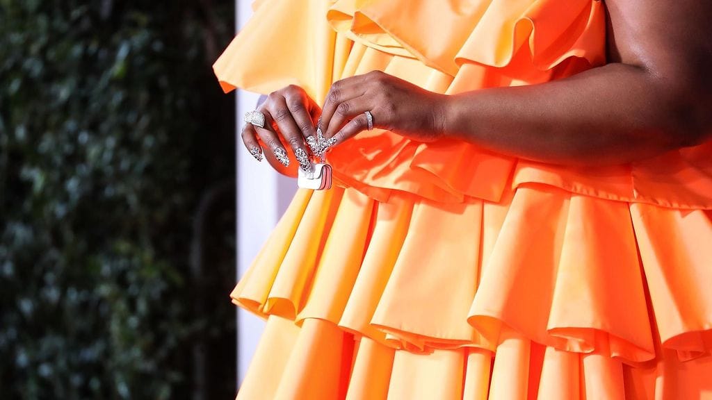 Lizzo kantoi kädessään Valentinon minilaukkua.