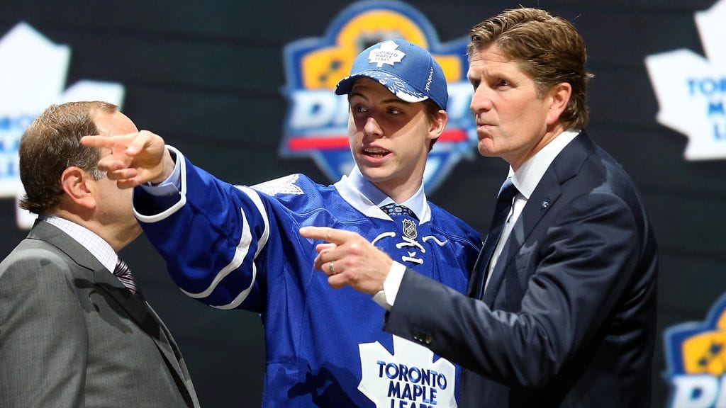Toronto varasi Mitch Marnerin 4. vuorolla kesän 2015 draftissa. Oikealla Mike Babcock.