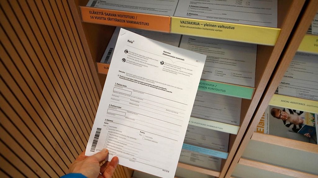 Keskimäärin eläkkeensaajien asumistuki pienenisi noin 15,60 euroa kuukaudessa.