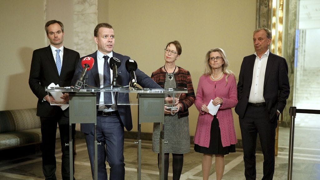 Neljä oppositiopuoluetta jättää kokoomuksen Petteri Orpon johdolla välikysymyksen Posti-sotkusta. Perussuomalaiset jättäytyi välikysymyksestä pois.