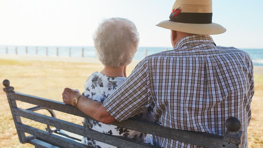 Yli 68 vuotta naimisissa olleet Corinne Louise Johnson ja Robert Evan Johnson elivät elämänsä loppuun asti yhdessä. Ensin menehtyi Corinne ja 33 tuntia myöhemmin Robert.