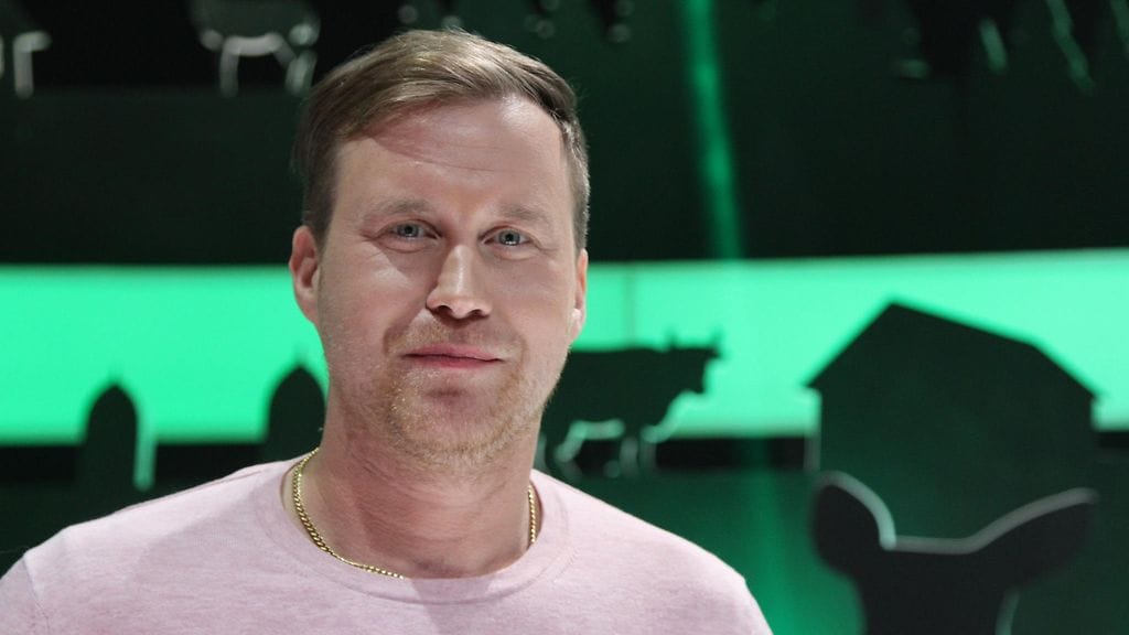 Maajussi-Tuomo elää onnellista perhe-elämää avopuolisonsa Marjon ja tämän pienen tyttären kanssa.