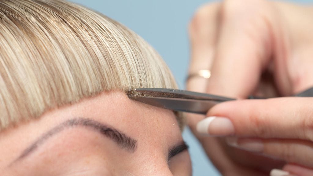 21-vuotias brittiläinen Amyleigh Weaver antoi poikaystävänsä Francis Plakan, 20, leikata hänelle otsatukan. Jälkikäteen naisesta tuntui, ettei olisi kannattanut.