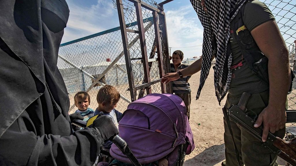 Kurdilähteiden mukaan kaksi al-Holin pakolaisleirillä ollutta Isis-lasta on luovutettu Suomen viranomaisille.