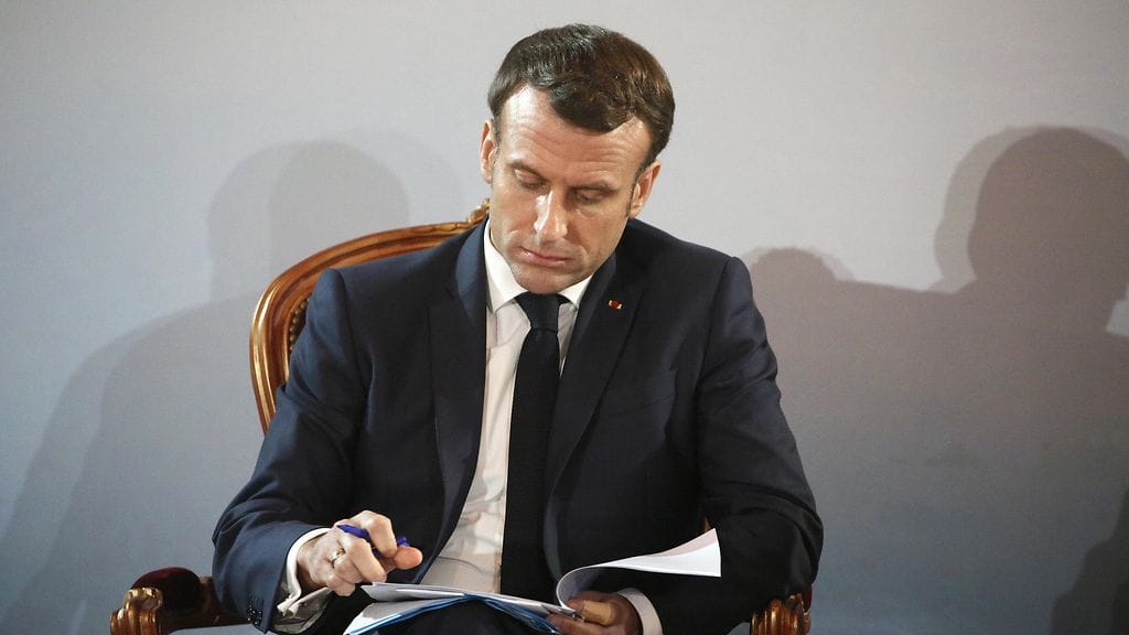 Macronin mukaan kolonialismi oli Ranskan aggressiivisen politiikan syytä. Hänen mielestään nyt on aika kääntää sivu menneisyyteen nähden.