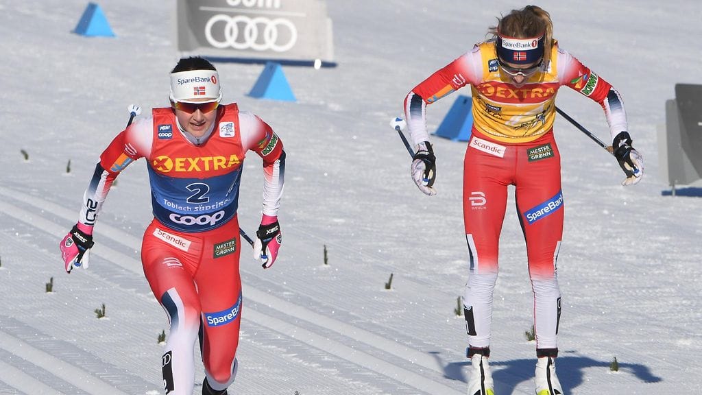 Ingvild Flugstad Östberg (vas.) päihitti Therese Johaugin takaa-ajon loppukiritaistelussa.