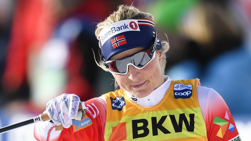 Therese Johaug kompuroi useampaan otteeseen 10 kilometrin perinteisen hiihtotavan yhteislähtökisassa.