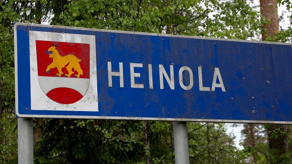 Parikymppinen mies vangittiin eilen epäiltynä varkaudesta Heinolan kultaliikkeessä ja ryöstöstä kaupassa Vierumäellä.