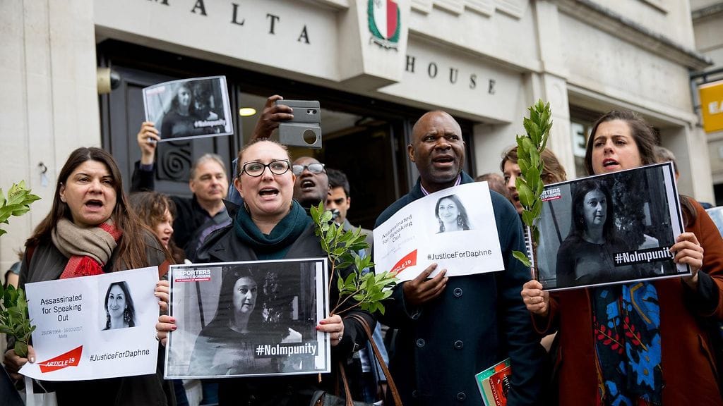 Väkijoukko vaati oikeutta toimittaja Daphne Caruana Galizialle Maltan korkeimman oikeuden edessä viime vuonna.