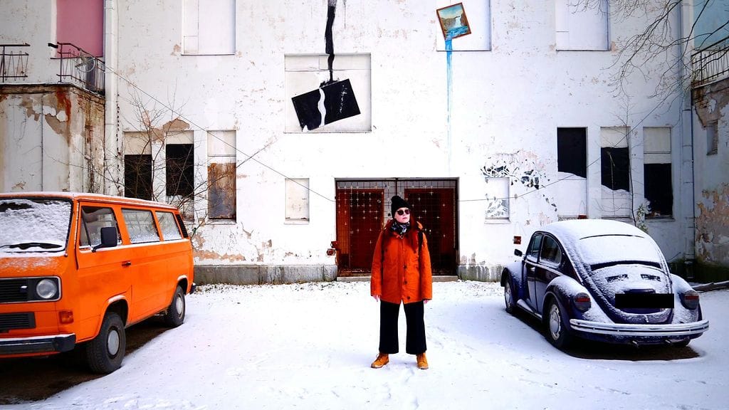 Lotta kulkutautisairaalalla tulirokko-osastorakennuksen edessä. Kuvaaja Antti Kanto.