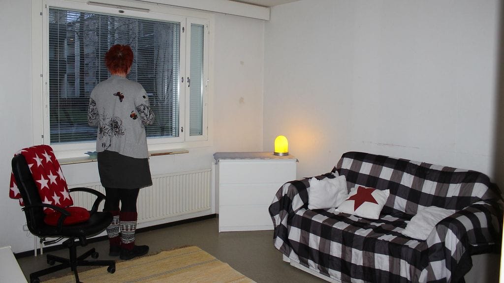 PATASin johtaja Eija Rouvali esittelee asuntoa. Metsänpeikkoa varten on vuokrattu yksiö, johon hän voi halutessaan muuttaa. Muitakin vaihtoehtoja on, ne käydään läpi siinä vaiheessa, kun nainen pääsee poliisin hoteista.