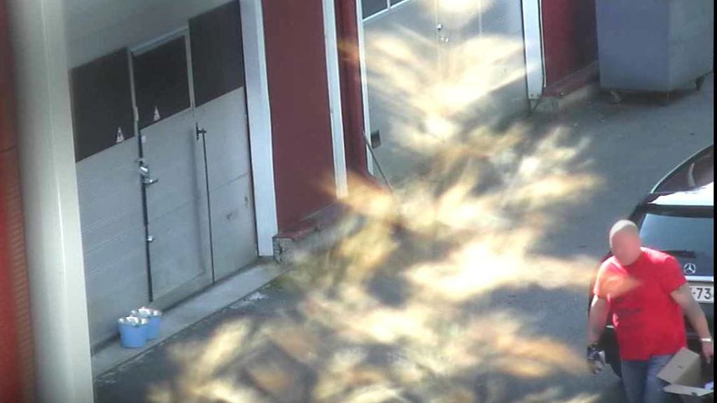 UB-87132_Epailty_johtaja_noutamassa_ekstaasitabletteja_UBn_kokoontumistiloista_Tuusul