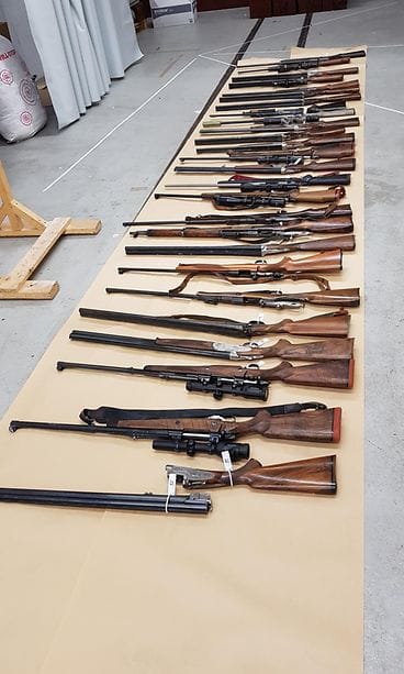 UB-87129_Kotietsinnan_aikana_takavarikoitiin_esitutkintaan_liittyen_kaikkiaan_35_ampu