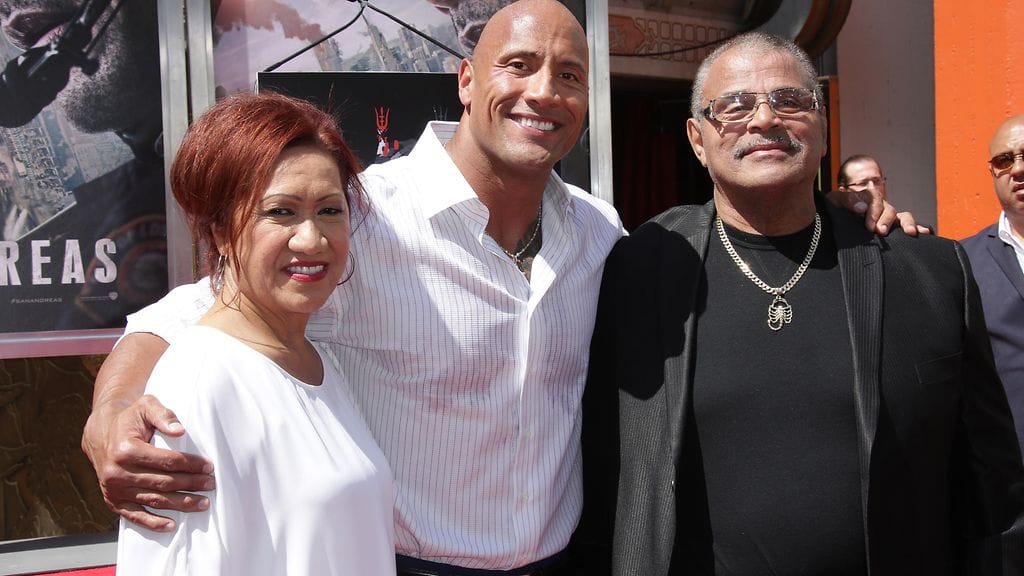 Dwayne Johnson (keskellä) yhdessä vanhempiensa Ata ja Rocky Johnsonin kanssa.