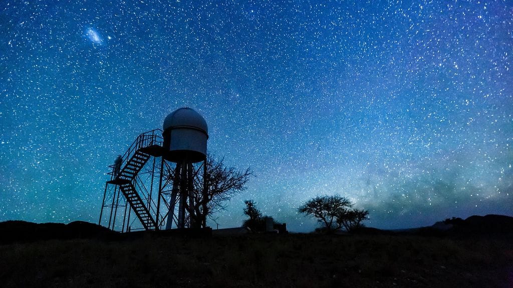 Galaksit aloittavat yleensä elämänsä täynnä nuoria tähtiä, jotka koostuvat pääasiassa kevyistä alkuaineista, kuten vedystä ja heliumista. Kun tähdet kehittyvät, ne tuottavat raskaampia alkuaineita, kuten happea, jotka levittäytyvät galaksiin niiden kuoltua.