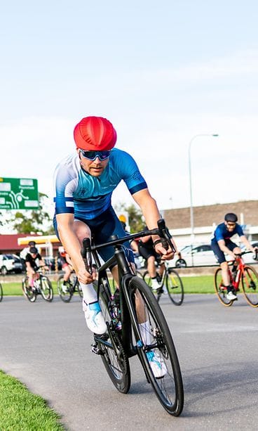 Valtteri Bottas pyöräilee