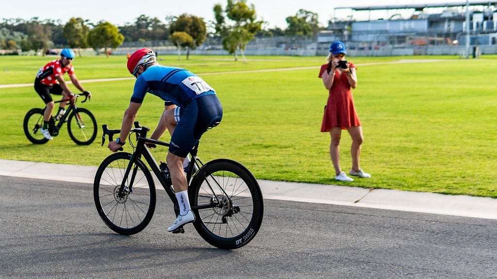 Valtteri Bottas pyöräilee, Tiffany valokuvaa