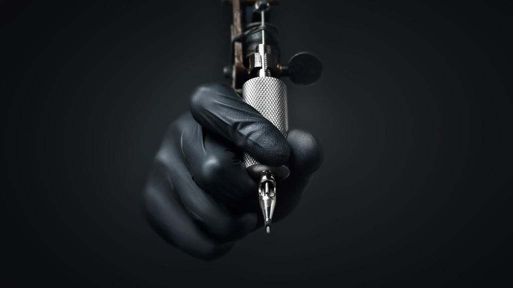 Puolalaisnainen halusi tatuoida silmämunansa. Virheellisesti tehdyn operaation tuloksena hänen oikea silmänsä sokeutui ja vasemmastakin näkö on heikkenemässä.