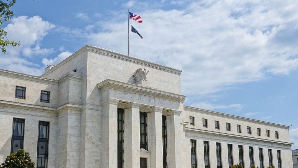Yhdysvaltain keskuspankin rakennus Washington DC:ssä vuonna 2015 kuvattuna.
