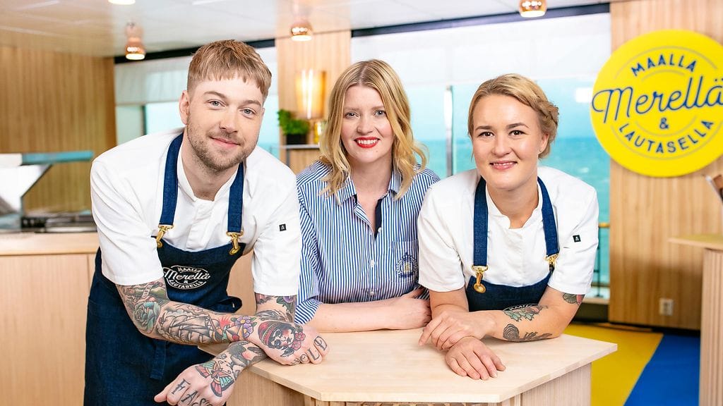 Kolmikko_setissä_katse_kameraan