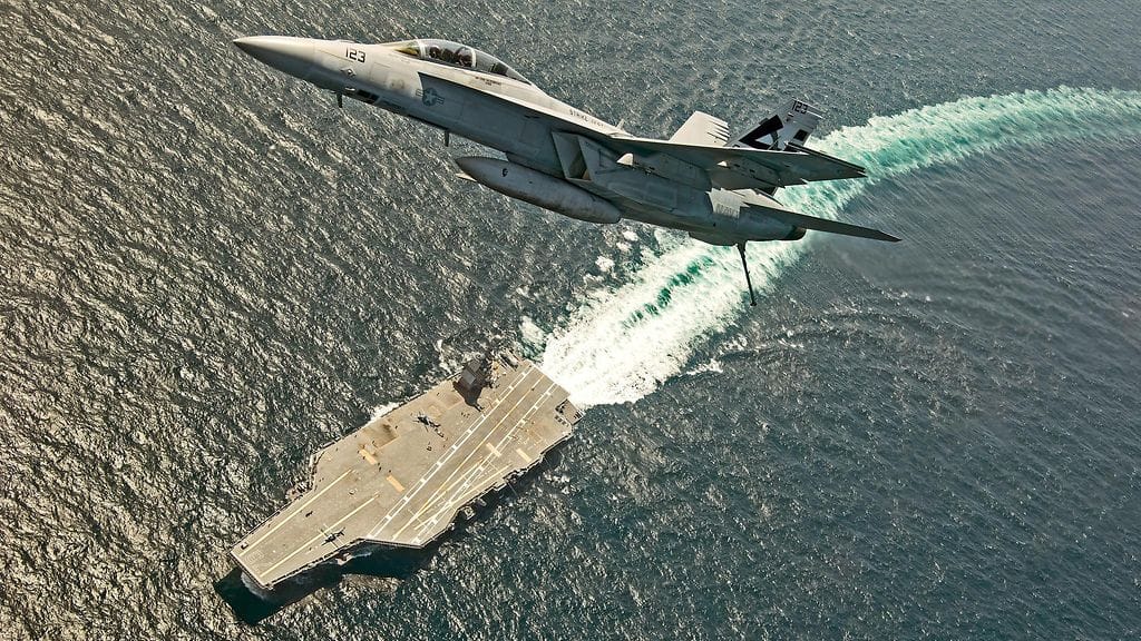 uss gerald r ford lentotukialus hornet hävittäjä