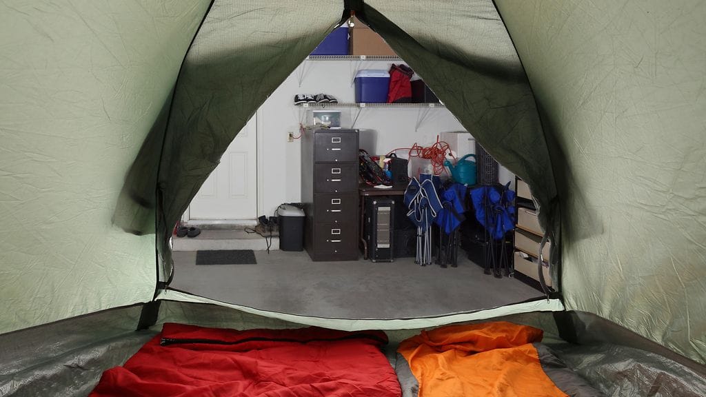 Timmy muutti telttaan jo maaliskuun puolivälissä; aluksi mies oli nukkunut paitsi töissä, myös autossaan. Sitten hänen vaimonsa oli keksinyt telttaidean.