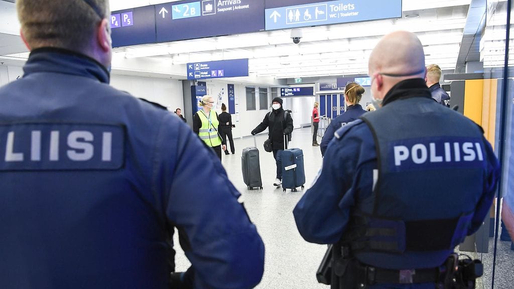 Mies vitsaili pommista Helsinki-Vantaan lentokentällä joulukuussa. Vitsi johti viranomaisoperaatioon. Kuvituskuva.