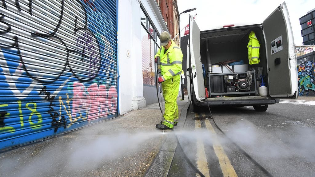 Katua desinfioidaan Lontoossa.