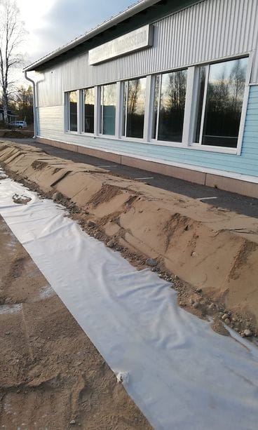 Saarenkylän nuorisoseuran taloa on suojattu tulvan varalta.