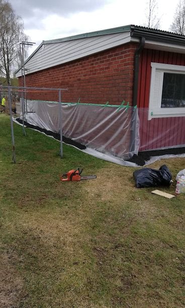 Useat talot Rovaniemellä ovat saaneet ylleen keväisen suojapuvun.