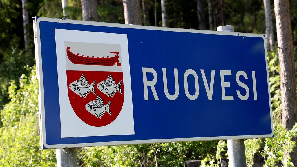 Ruovedellä syttyi raju tulipalo rakennuksessa maanantaina.