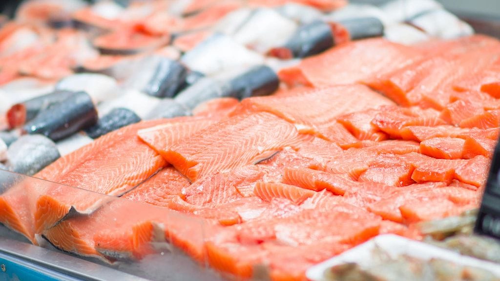 Norjalainen lohi on edelleen suosituin kala sekä Suomessa että Ruotsissa, vaikka sen kasvatukseen liittyy paljon ongelmia.