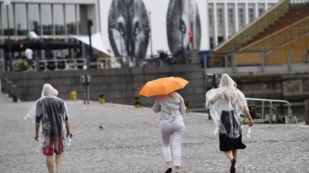 LKS 20200616 Kevyttä sadetta Kauppatorilla Helsingissä 16. kesäkuuta 2020.