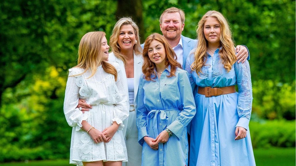 Kuningas Willem-Alexander nappasi vaimonsa ja kolme tytärtään kainaloonsa perheestä julkaistuissa kesäpotreteissa.