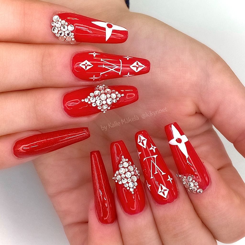 kalle mäkelä punaiset kynnet