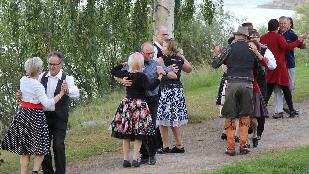 Kuhmon Taiteiden yössä tanssittiin syksyllä 2019. Kuva on otettu rantaraitilta Kontion kentältä.