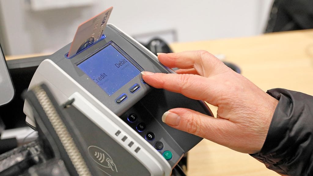 Korkojen laskulla on todennäköisesti miljardivaikutus suomalaisten ostovoimaan.