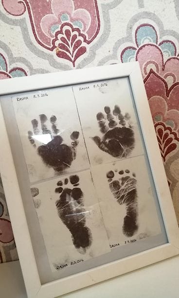 Ulla Tuunasen Rauha-tyttären käsien ja jalkojen jäljet