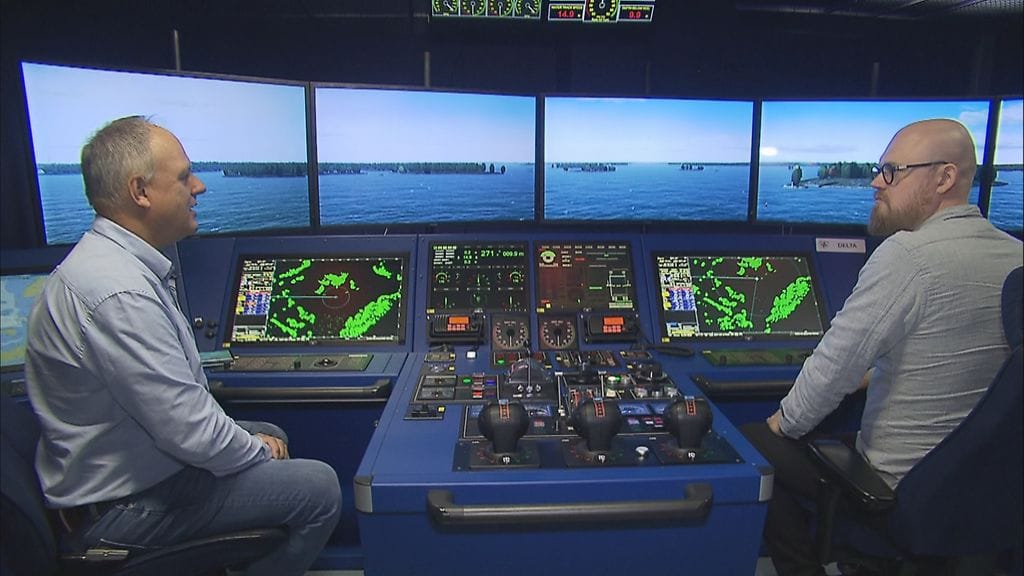 MTV Uutisten toimittaja pääsi kokeilemaan Aboa Maren laivasimulaattoria. Kurssijohtaja Magnus Winberg (vas.) valvoo suoritusta.