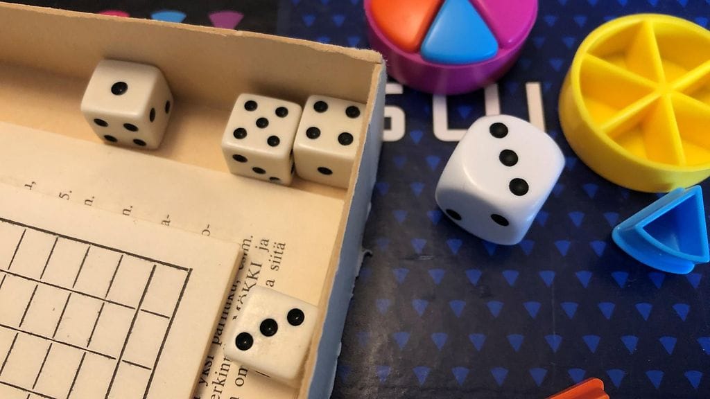 Monien lautapelien mukana tulevat nopat eivät ole tasasivuiset.