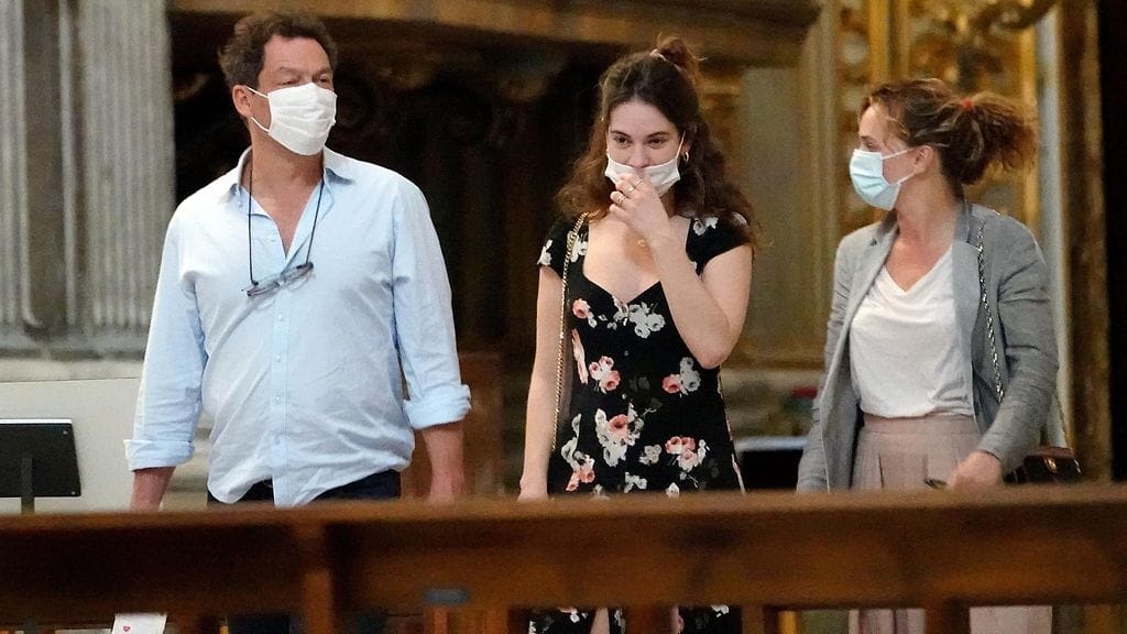 Näyttelijät Dominic West ja Lily James kuvattiin viikonloppuna yhdessä Roomassa moneen kertaan.